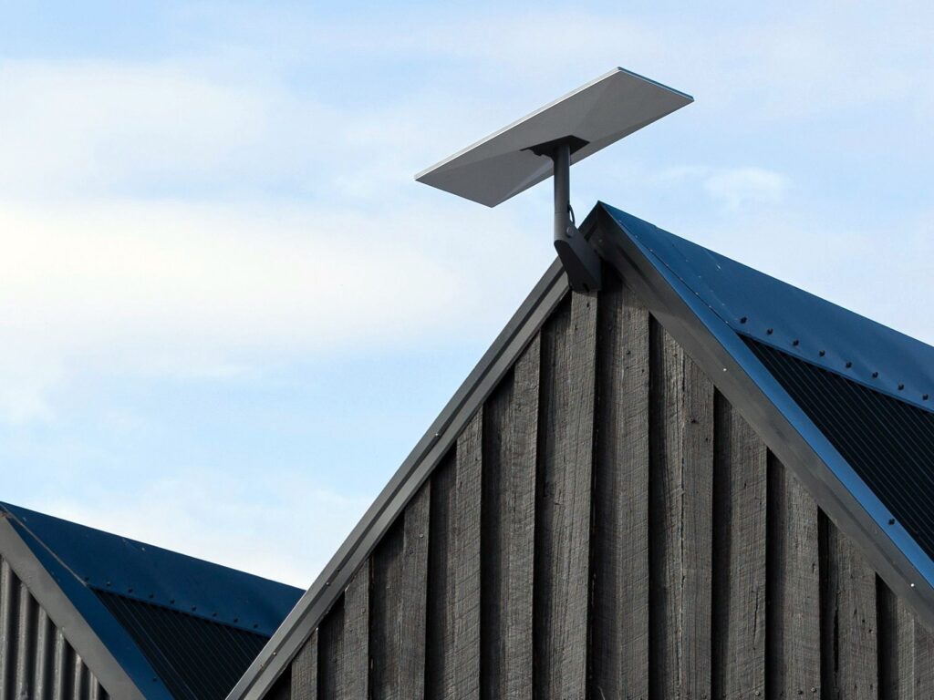 antena starlink na dachu